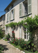 Maison de campagne et fleurs &eacute;clatantes